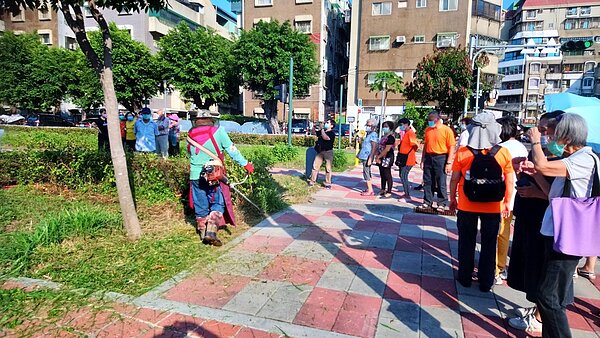 高雄市環保局向民眾示範使用機械除草。圖/高雄市環保局提供