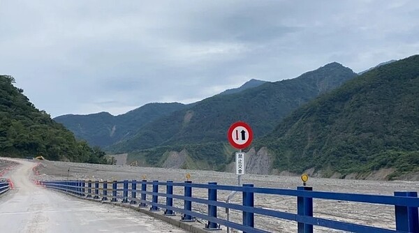 高雄市桃源區台20線勤和至復興段明霸克露橋鋼便橋配合梅雨鋒面來臨，預警性封閉至16日下午5點。圖／聯合報