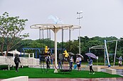 下毛毛雨也要玩　浮洲逾2千平方公尺恐龍遊樂場今啟用