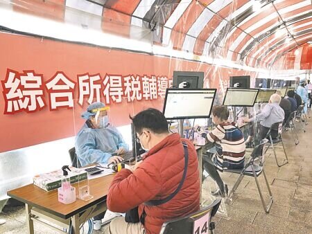 
5月申報綜合所得稅如火如荼展開，圖為民眾申報綜所稅。（吳靜君攝）
