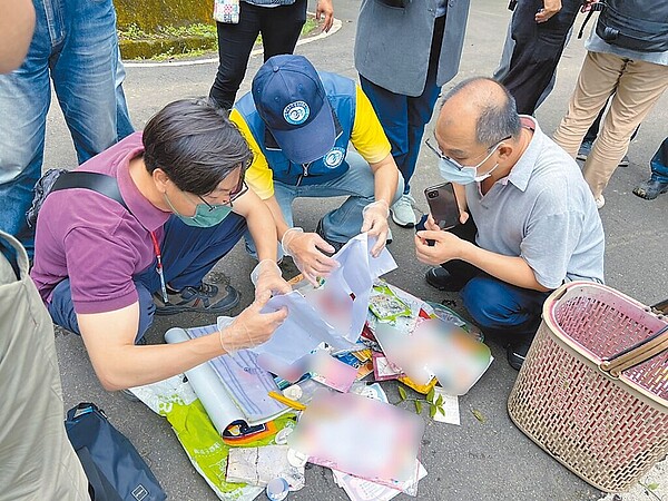 新竹縣關西鎮山區遭不肖業者傾倒廢棄物，環保局聯合警方查緝。（新埔警分局提供／邱立雅竹縣傳真）