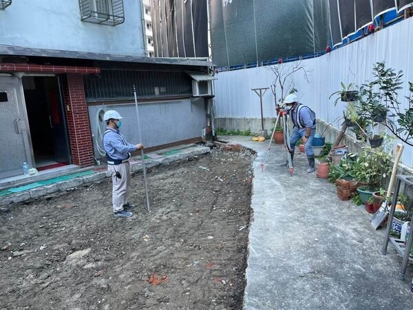 預計明年中旬完工的台北市萬隆東營區社福設施，由北市社會局委託工務局新工處代辦，去年3月傳出鄰損案後，遲至今年才補強完畢。圖／王閔生提供