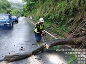 大雨一直下　高雄、花蓮山區道路封閉、災阻