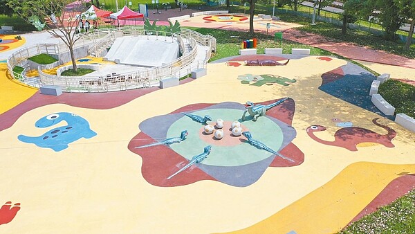 新北市板橋浮洲遊戲場規畫許多恐龍特色的遊樂設施。圖/新北高灘處提供