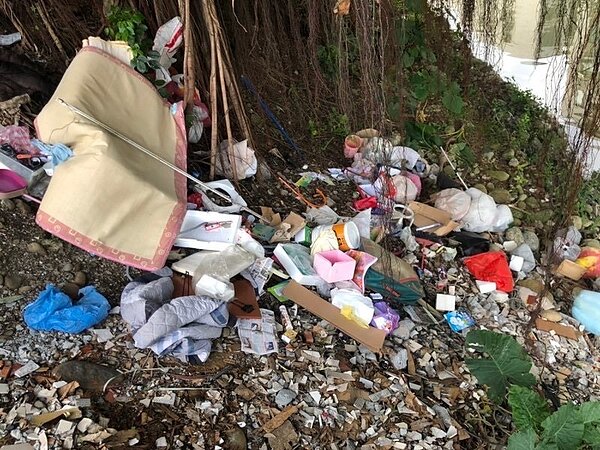 桃園市新街溪福州橋附近被發現棄置大量垃圾，當地議員要求市府整治。圖／劉曾玉春提供
