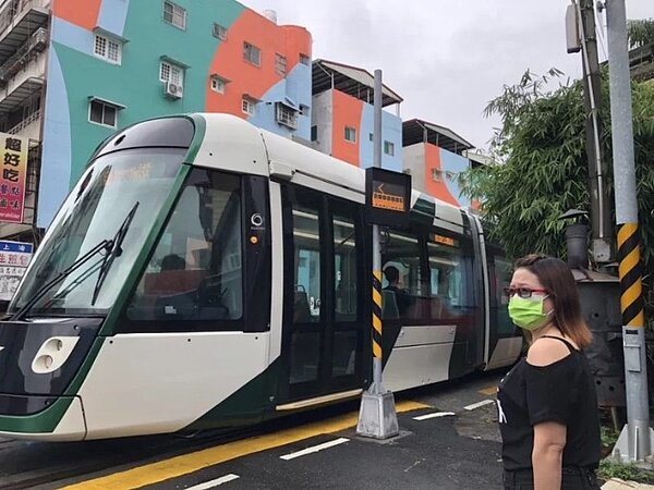高雄輕軌行經鼓山二路、綠川街口，當地屬於舊市區，車流量不算大，但容易有視覺死角，圖為行人停等輕軌通過的畫面。圖／聯合報