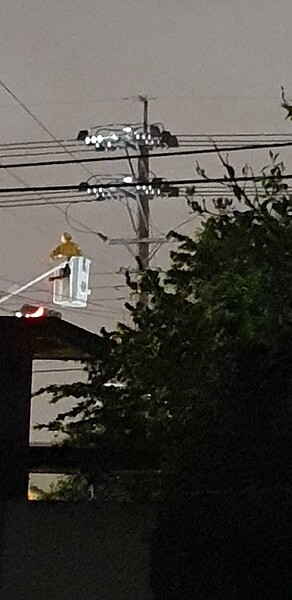 苗栗縣頭份市部分地區15日晚上7點35分無預警停電,台灣電力公司苗栗區營業處人員冒雨漏夜搶修,約2個小時全部復電。圖/擷自臉書「我是頭份人」社團