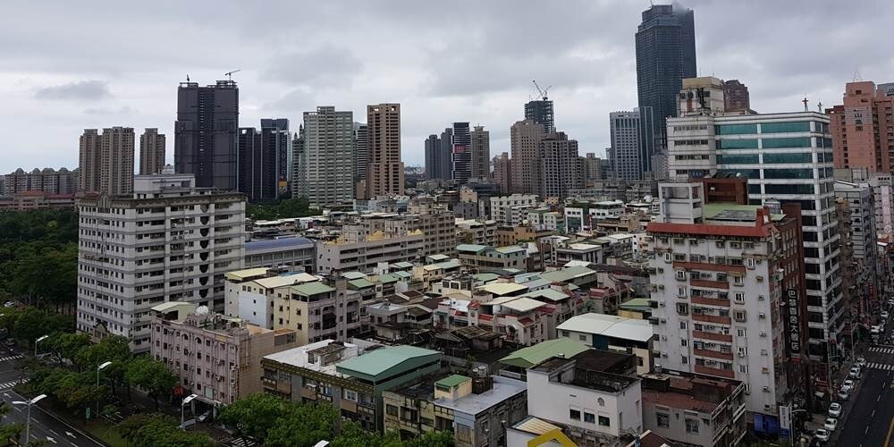 高雄國城標得的第四個公辦都更案,則是今年簽約的高雄亞灣「特貿三」,該案將規劃興建一棟40多層的住宅大樓、以及29層辦公室,投資金額粗估逾100億元,預計今年6到7月,送出都市更新事業計劃草案,希望順利走完都更計劃審議和都市計劃審議,期盼二年內可以取得建築執照,開始動工興建。圖/顏瑞田