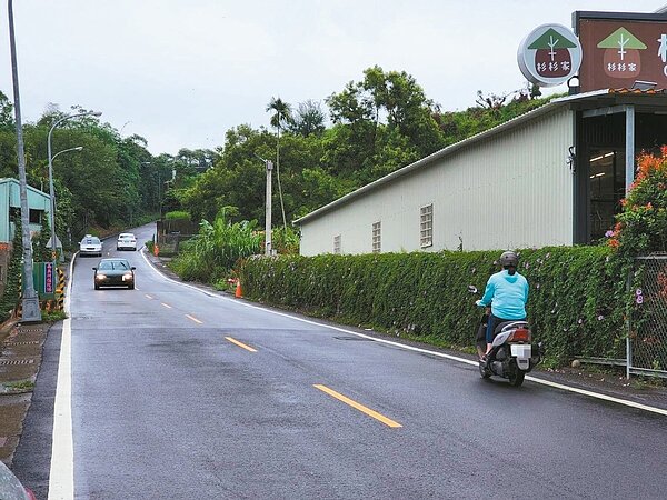 南投草屯富林路一段為有坡度且部分區段筆直的道路,車輛有車速過快、就地迴轉等問題。記者賴香珊/攝影