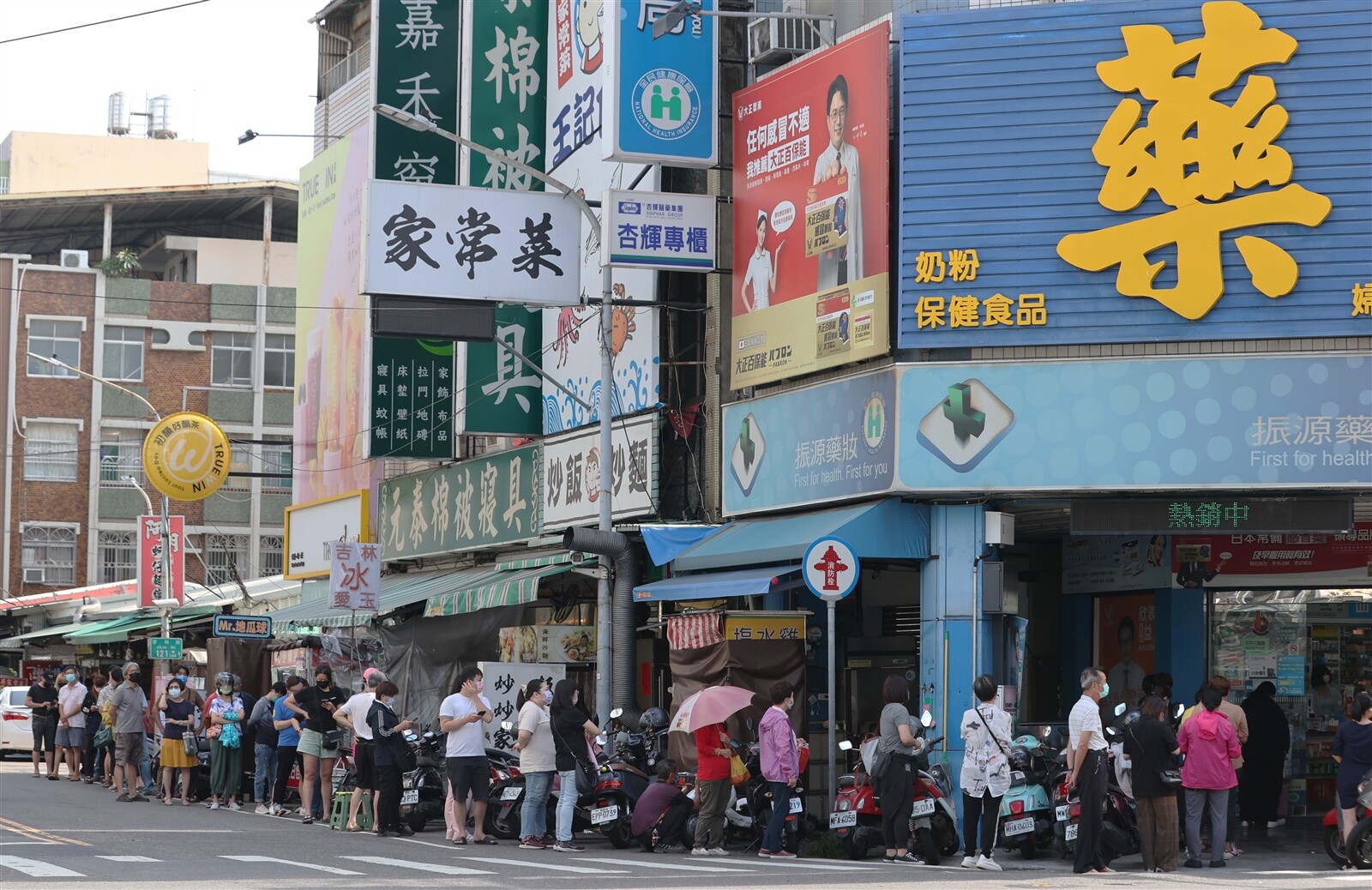 本土疫情不斷擴大，民眾搶買快篩試劑。記者劉學聖／攝影 