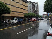 天雨路滑新店耕莘醫院前自摔　大學生摔車遭貨車輾爆頭