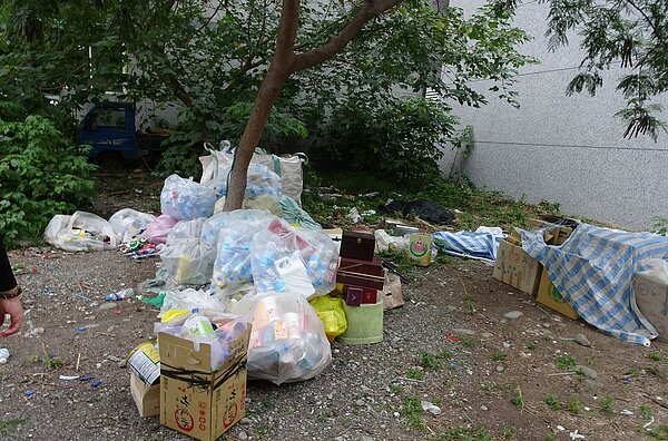 閒置空地卻遭缺乏公德心民眾隨意棄置廢棄物,台東縣衛生局依法開罰。圖/台東縣政府提供