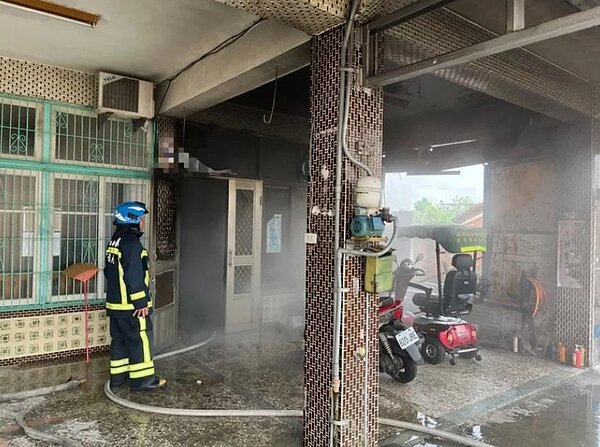嘉義縣東石鄉頂楫村1處民宅今天上午傳火警，1名老翁被救出時意識不清，預防性送醫。圖／記者莊祖銘