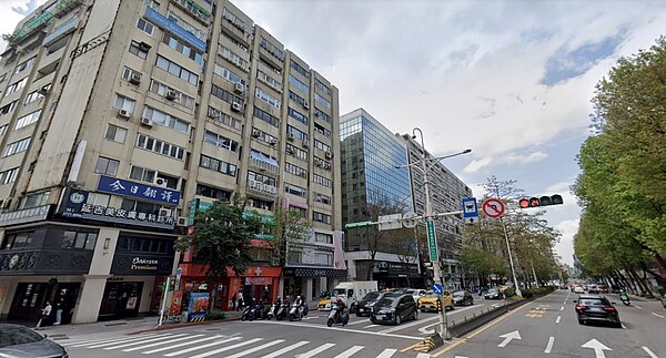 在台北市精華地段,有不少屋齡不低的住辦混合大樓,不過要推動都更卻有一定有難度。圖/取自google maps