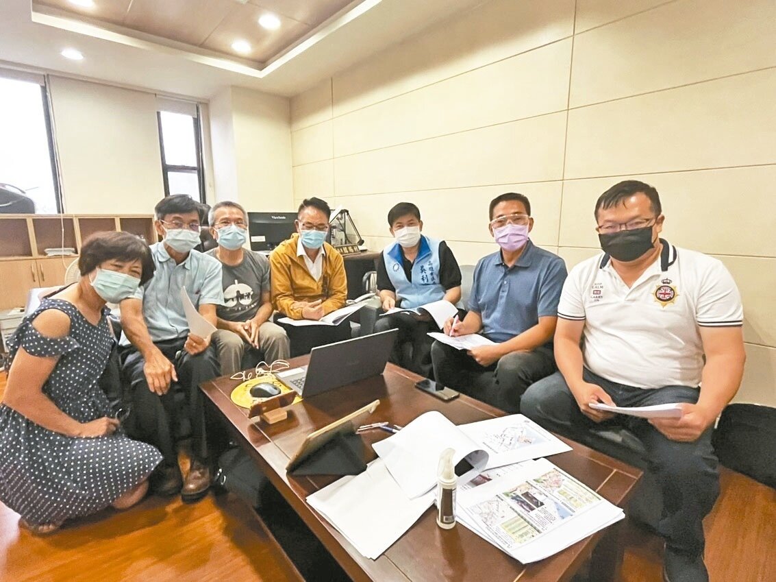 環保署昨採視訊進行國7專案小組第3次初審會議,反現行國7高雄路段計畫自救會成員與市議員韓賜村(左四)、吳利成(左五)一起發聲。記者林巧璉/攝影