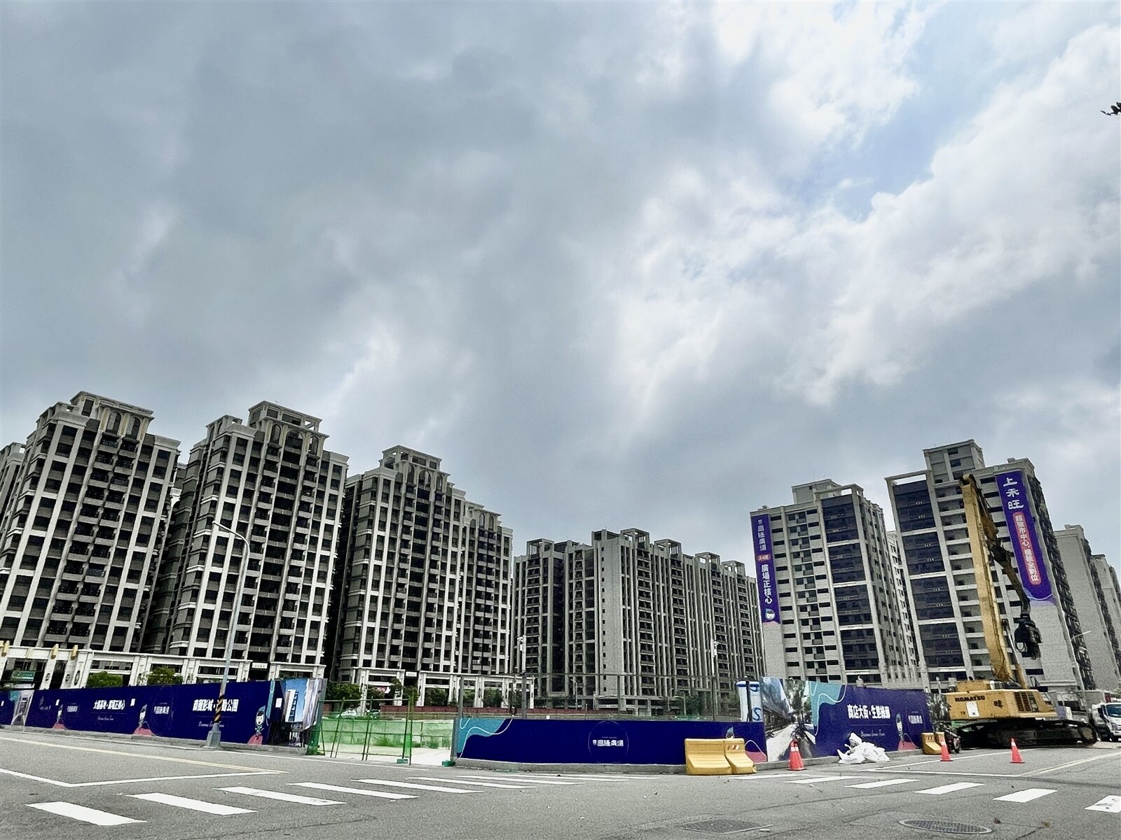 新竹房價高,不少竹科人轉往苗栗頭份買房,尚順廣場附近的造鎮計畫持續興建大樓。記者張裕珍/攝影