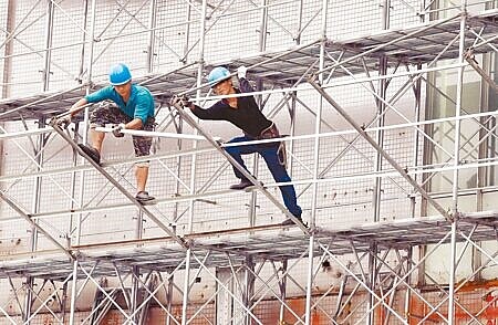 勞工職災保險5月1日上路,除擴大納保,受僱勞工到職即有保障,雇主可藉由少許保費,讓勞工獲得大保障。圖∕本報資料照片