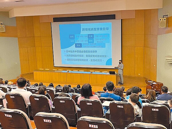 全國最大高職中山工商將於111學年度起招收國中部。圖為校方舉辦招生說明會。(中山工商提供/曹明正高雄傳真)