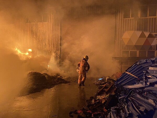 台南柳營科技園區某資源回收場17日凌晨傳出火警,廠區全面燃燒。圖 /讀者提供