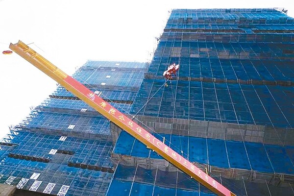 北市議員質疑,都發局自稱能掌握社宅確診移工情況,卻無法統計協力廠商確診數,恐有許多黑數,將嚴重影響社宅進度。圖/北市府提供