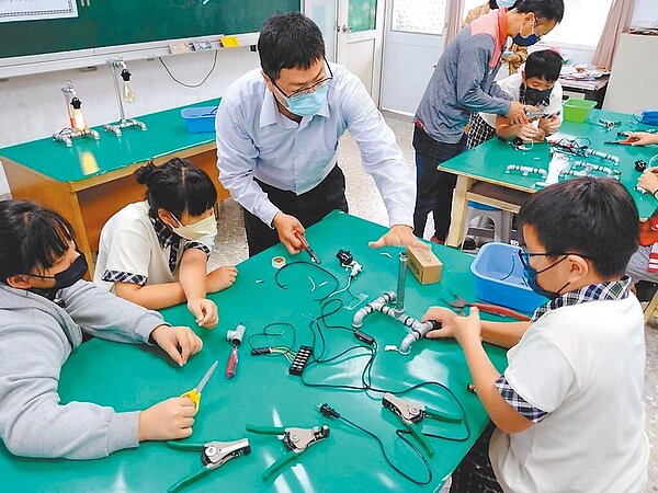 嘉義縣中埔鄉灣潭國小111學年度小一新生無人報到,扣除畢業生新學年全校剩8名學生,按教育處規畫,在校生最快新學年就會併入鄰近小學就讀。圖/取自嘉義縣灣潭國小臉書