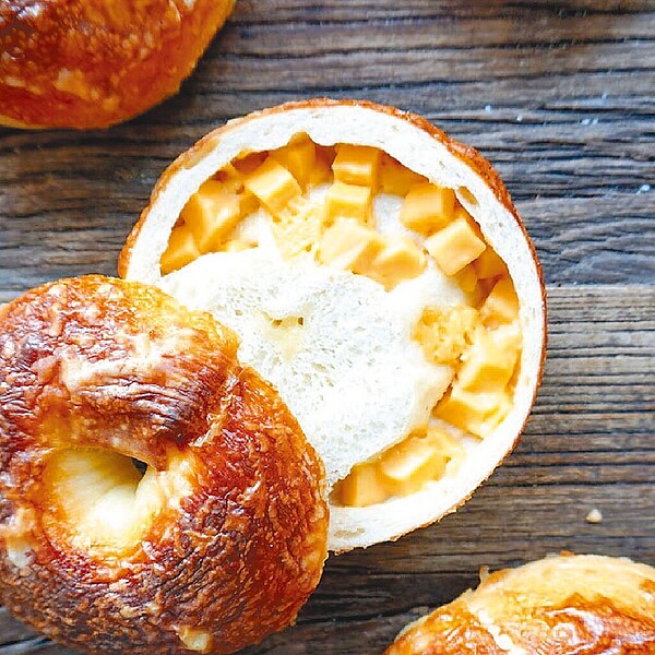 即起至5月29日,憑本人醫護證件至新光三越台北站前店,免費兌換Miopane元氣爆餡貝果。圖/新光三越提供