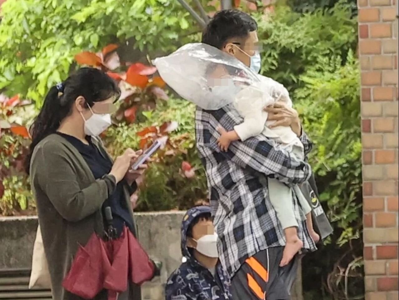 家長帶著與孩童等待PCR。圖／本資料照、記者曾原信攝影 