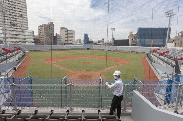 新竹市長林智堅視察棒球場工程進度。圖／新竹市工務局提供