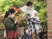 幼兒外出戴口罩、外罩塑膠袋？　兒醫給3理由：母湯喔！