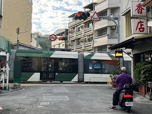 高雄輕軌持續推進,目前已通車至鼓山區、美術館一帶,部分民眾認為事故不斷應設柵欄。圖/聯合報系資料照