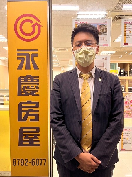 羅傑指出,部分的不肖房仲業者先以片面、過時、不完整的房市資訊,讓屋主誤信過低的房價,再夥同投機客低買高賣,賺取價差;或是先以不合理的高價誘騙屋主委託售屋,再以房屋條件不佳、屋況不好、無人欣賞等理由,力勸屋主降價,降價後再由串通好的投機客購入,讓屋主蒙受損失。圖/永慶房產集團提供