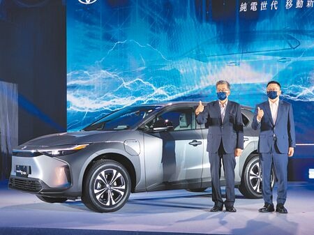 
和泰汽車董事長黃南光（左）與總經理蘇純興（右）共同宣布TOYOTA首款純電動車bZ4X在台上市。（黃琮淵攝）

