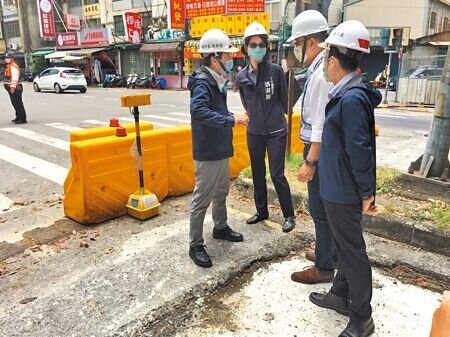 高雄市副市長林欽榮與交通局長張淑娟17日一同視察大順路輕軌工程,表示C20-C24路段年底可望順利通車。(崔正綱攝)