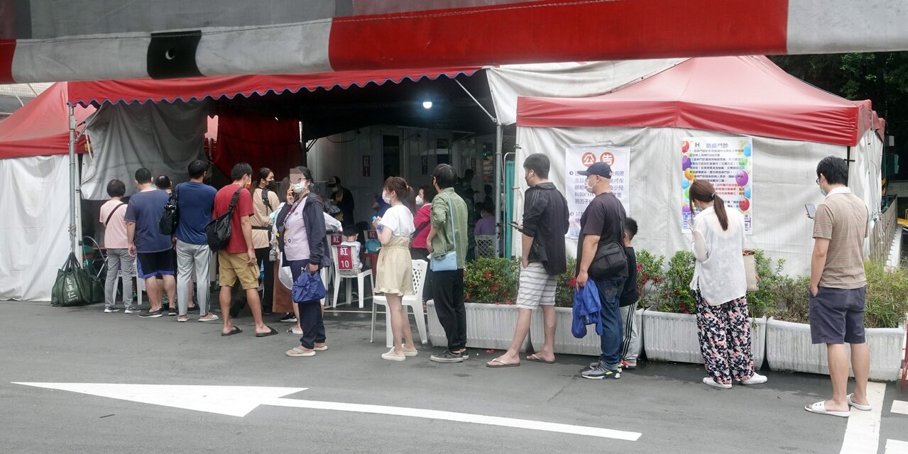 居隔單延遲，指揮中心指採檢民眾手機誤填。記者曾吉松／攝影 