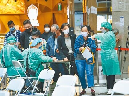 國內疫情急遽升溫,學童BNT疫苗預計5月25日起接種。圖為打疫苗的一般民眾。(范揚光攝)