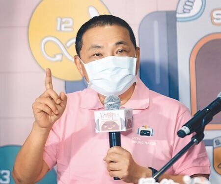 新北昨確診下降,居隔人數卻比前天暴增2萬人,新北市長侯友宜直指就是中央法傳系統不穩導致,呼籲中央改善。(范揚光攝)