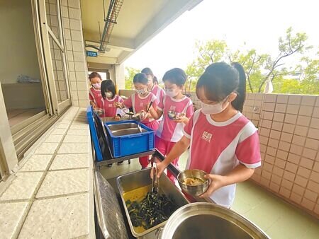 台南市國中小17日共4888人請假未到校,「班班有缺席」也使得營養午餐份量變成每天都要機動增減。圖為學生中午打菜。(曹婷婷攝)
