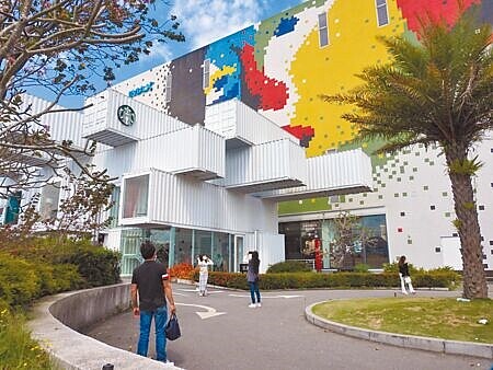 花蓮新天堂樂園停業期間,僅貨櫃星巴克正常營業,仍吸引不少民眾前往拍照打卡,商場5月25日將恢復營業,業者祭出多項活動與民眾一同歡慶重啟。(羅亦攝)