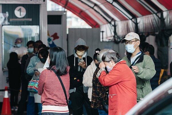 本土疫情爆炸,圖為新北市在板橋江子翠開設大型篩檢站合併防疫急門診/郭吉銓攝
