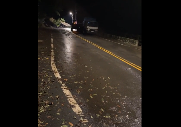 烏來土石崩落張震嶽拍廣告受困開直播。圖/翻攝張震嶽臉書直播畫面