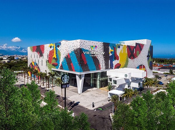 花蓮新天堂樂園將於25日恢復營業,將有露天電影院、打卡送好禮及周六免費喝咖啡等一系列開幕活動。圖/台開提供