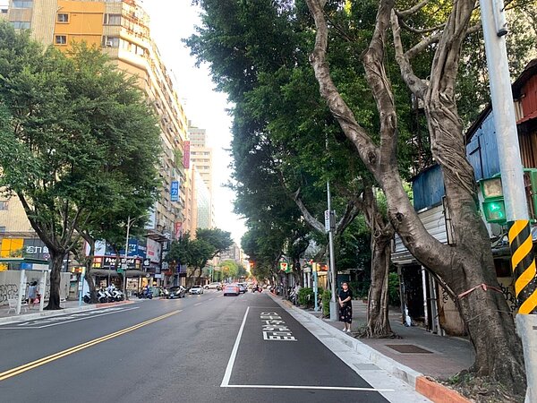 永慶房產集團根據內政部實價登錄資料，統計雙北市近一年雙北市十大熱門購屋路段，台北市由中山區林森北路以287筆交易居冠，新北市則是中和區景平路以330件拿下榜首。圖／永慶房產集團提供