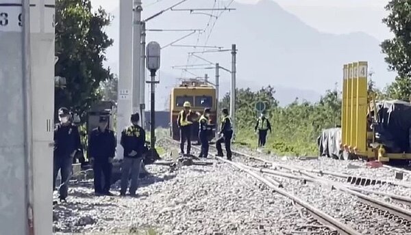台鐵海端站去年2月23日發生電力維修車撞擊鐵道班人員工安意外,造成2死1重傷。台東地檢署日前偵查終結,電力維修車陳姓實習員、鍾姓指導員及王姓瞭望員被依過失致死罪嫌提起公訴。圖/聯合報