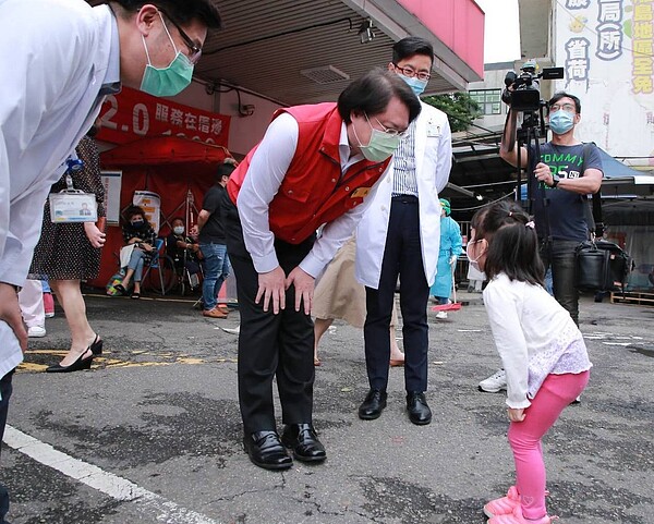 基隆市長林右昌日前前往衛生福利部基隆醫院，了解兒童獨立看診快速通道服務執行情況。圖／基市府提供