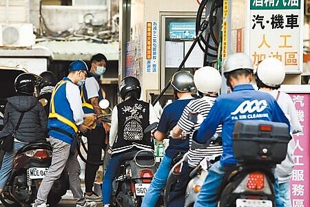 
中油被迫緩漲或部分凍漲，造成今年前4個月虧損351億，加計去年累虧超過751億，高過資本額1301億的一半。（本報資料照片）
