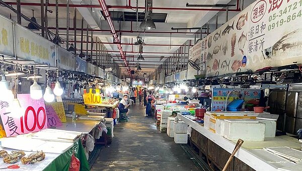 疫情持續升溫,嘉義縣布袋觀光漁市生意飽受衝擊,近1個月遊客量消失近5成,平常日幾乎沒客人。(翁億頴提供/呂妍庭嘉義傳真)