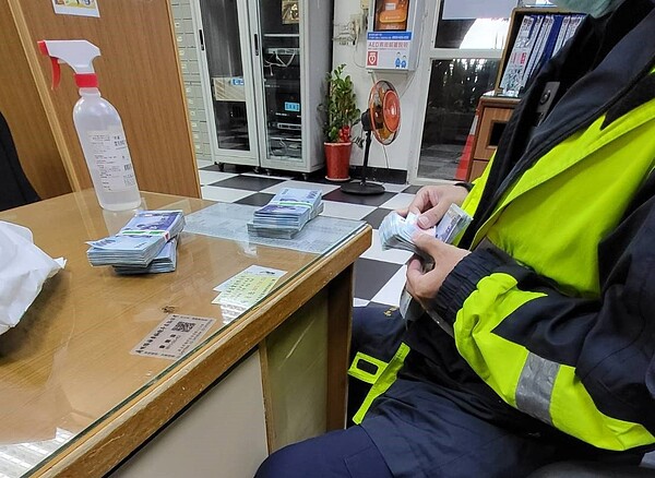 新北市瑞芳區住在九份的王老先生,把50萬元放在互不相識的莊男家門口,莊男不明所以,擔心錢有問題報警處理。記者邱瑞杰/翻攝