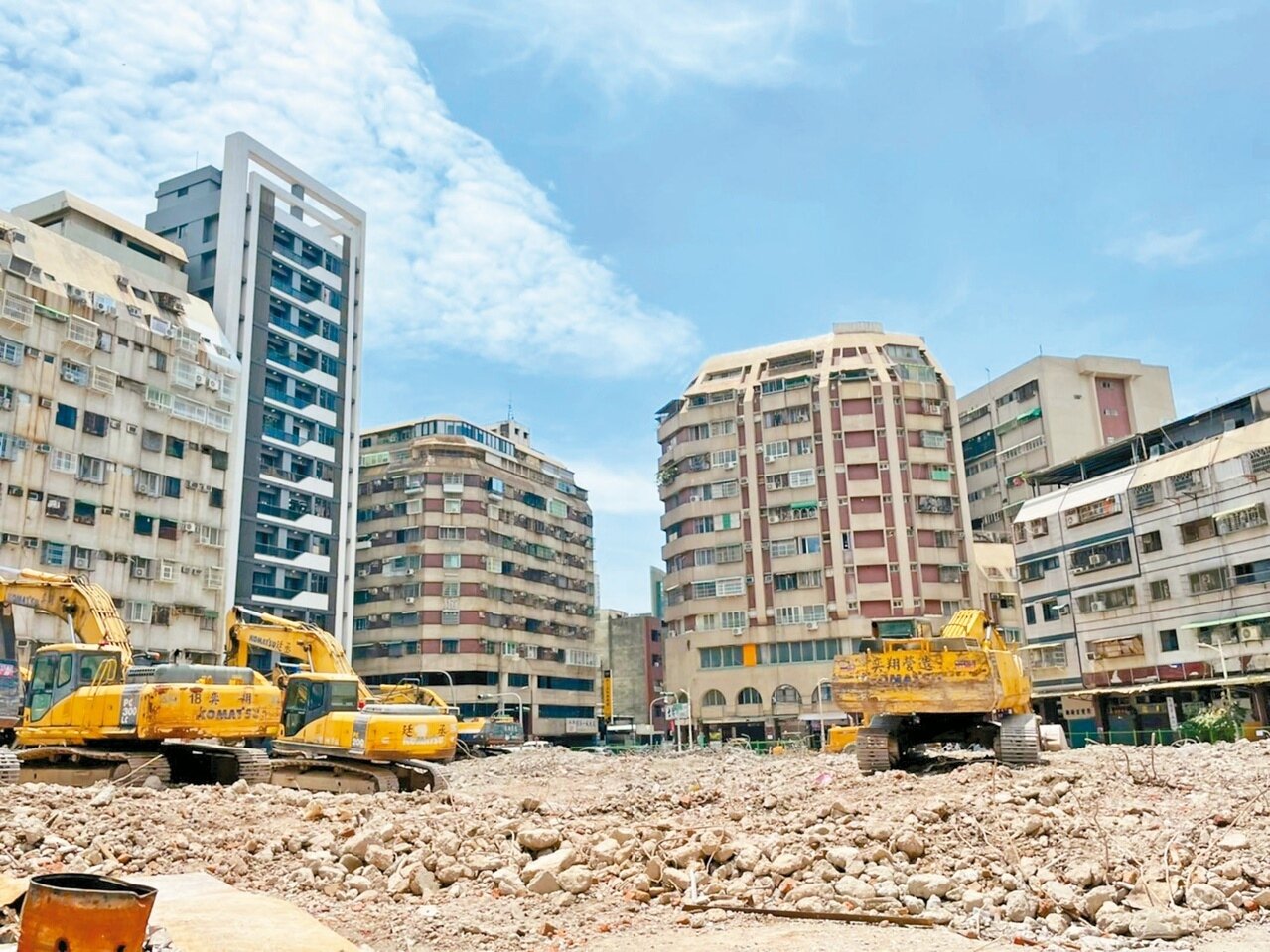 高雄城中城大樓拆除告一段落,原址將闢建公園,搭配周邊道路刨鋪翻新,要營造新氣象。記者徐如宜/攝影