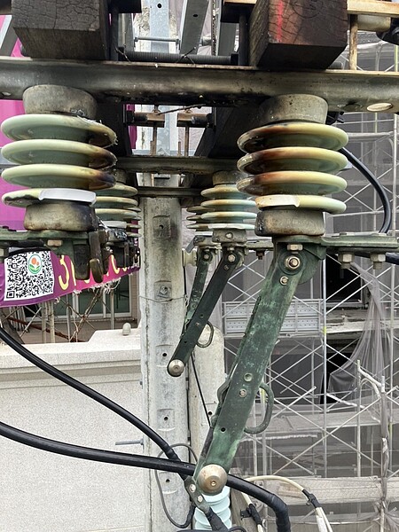 高雄仁武區今天下午電桿線路疑遭鳥獸碰觸,導致約1萬54戶停電5秒。圖/台電提供