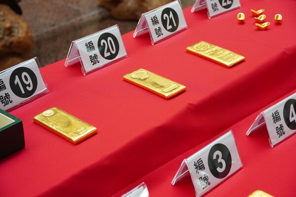 行政執行署新竹分署拍賣「紅富海」案扣案的黃金條塊。圖／行政執行署提供